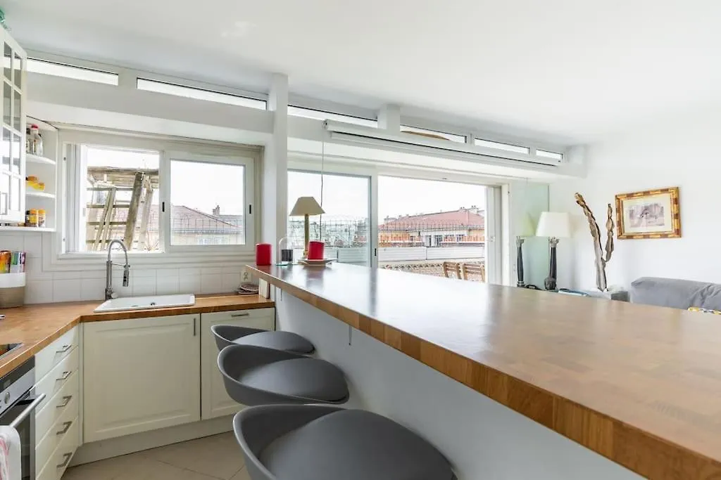 Vaugirard Lecourbe 2br Avec Balcon Париж